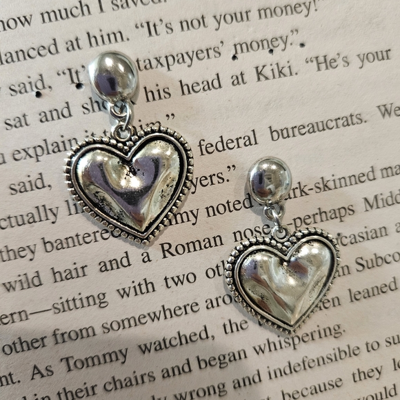 Chic Silver Heart Dangle Earrings - Picture 6 of 6